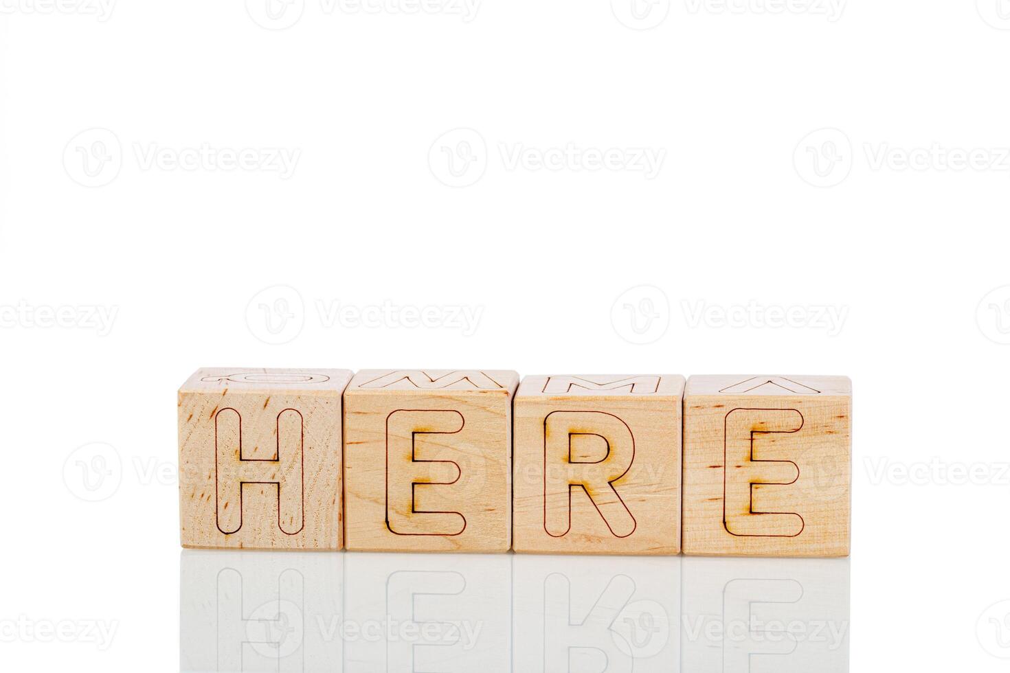 trä- kuber med brev här på en vit bakgrund foto