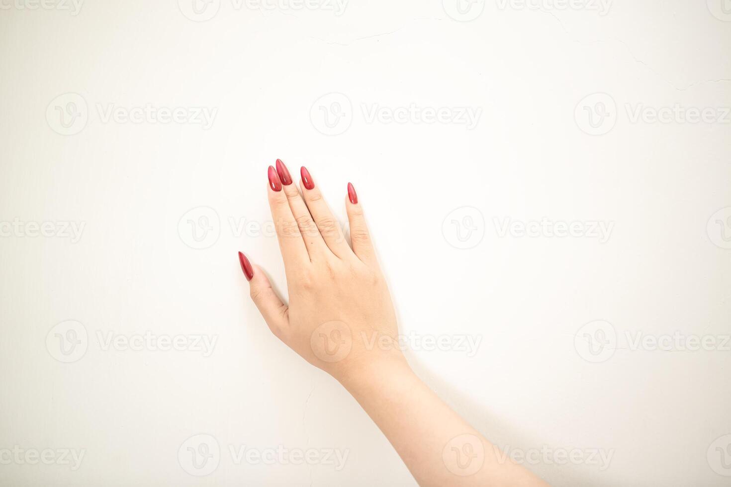 hand använda sig av naglar konst pekande på något och göra en tecken på vit bakgrund foto