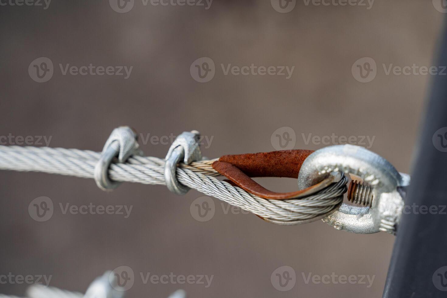 metall fastsättning av de flätad rep, golv av de kabel- på de bultar, de ringa innehar de spänning av de järn kabel. foto