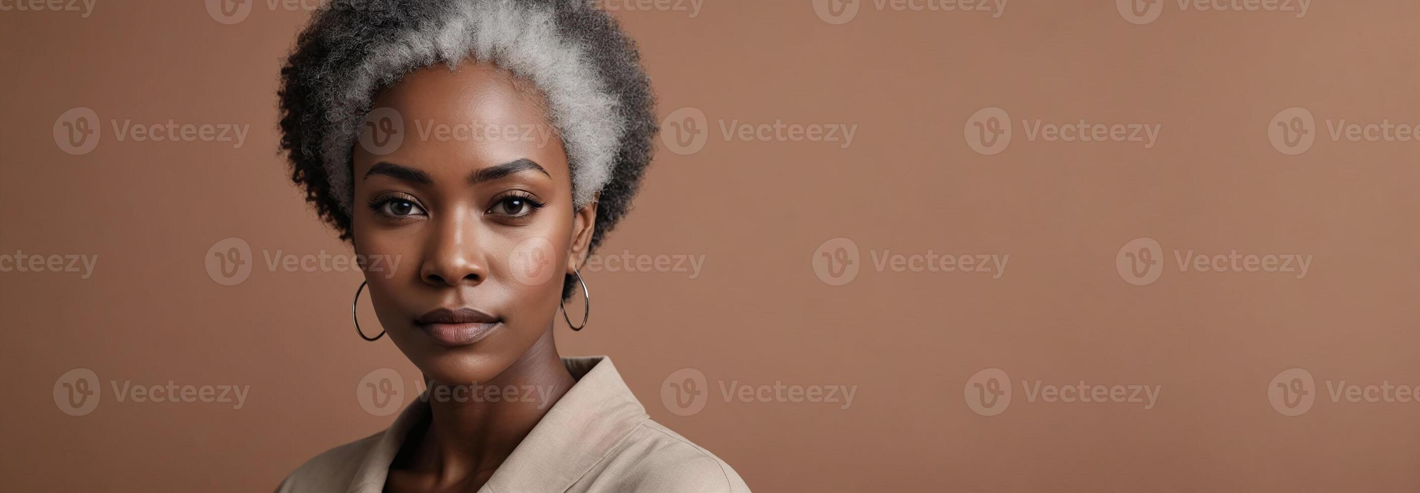 ai genererad mittskott porträtt Foto av en dyster afrikansk amerikan skön kvinna modell med en grå hår isolerat på en sienna bakgrund med kopia Plats baner mall. ai genererad