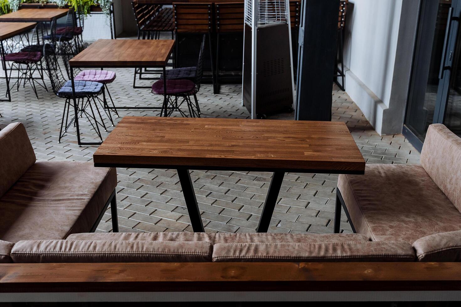 de interiör av ett utomhus- Kafé i de stad, ett utomhus- catering plats, en restaurang på de trottoar, en eleganta design av en bar för äter, gata mat. foto