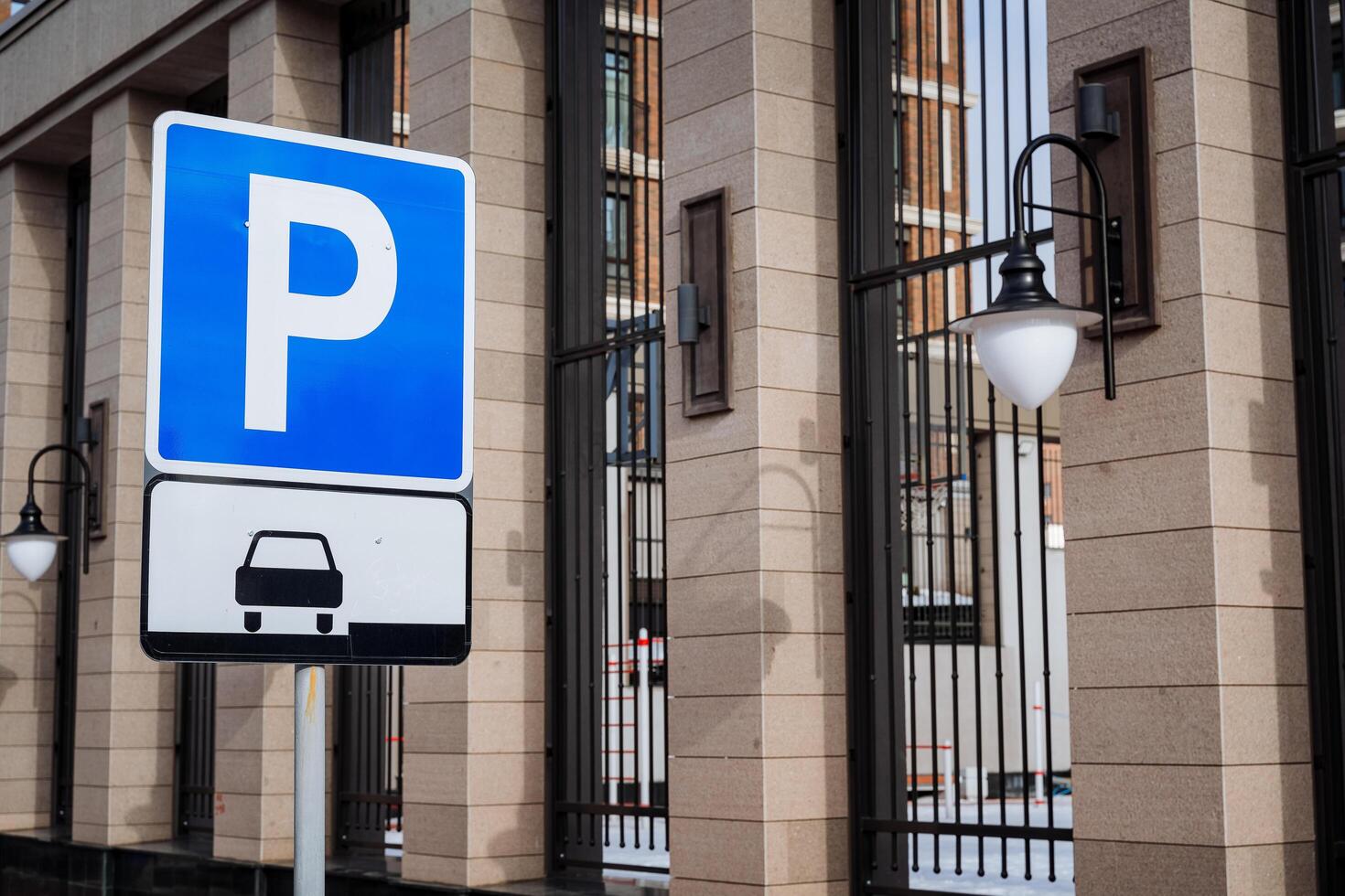 parkering plats för offentlig transport. trafik tecken, sluta de bil för parkering. parkering för invånare av ett elit hus. foto