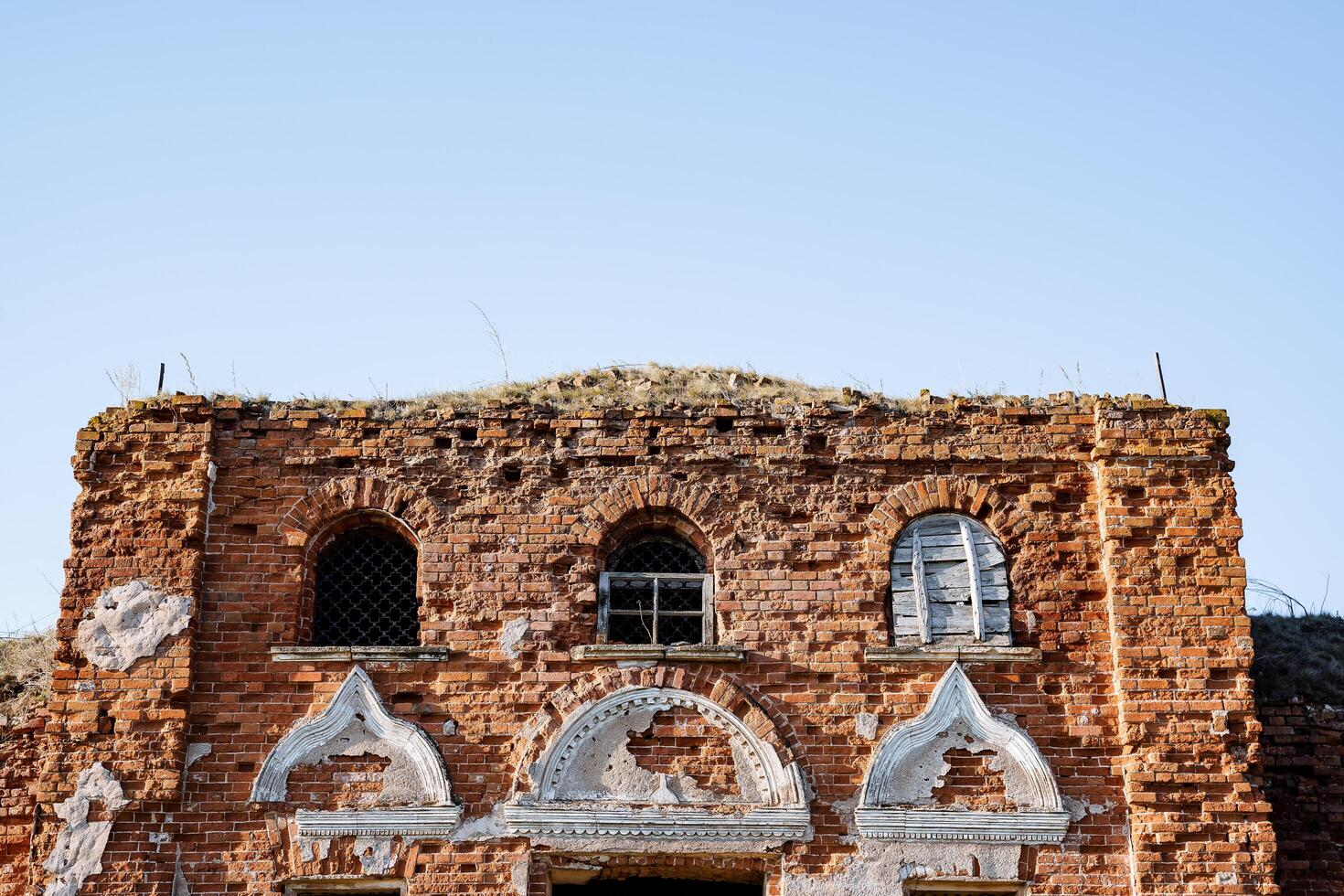 de Fasad av de gammal historisk byggnad, de skön stuck mönster på de vägg av de hus, de ruiner av de ortodox kyrka, de förstörd strukturera av de gammal värld, de tegel hus är bruten foto