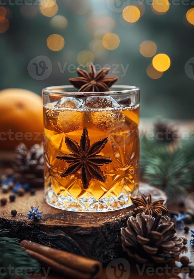 ai genererad glas av whisky med anis och kanel på trä- tabell. jul lampor och dekorationer i de bakgrund. foto