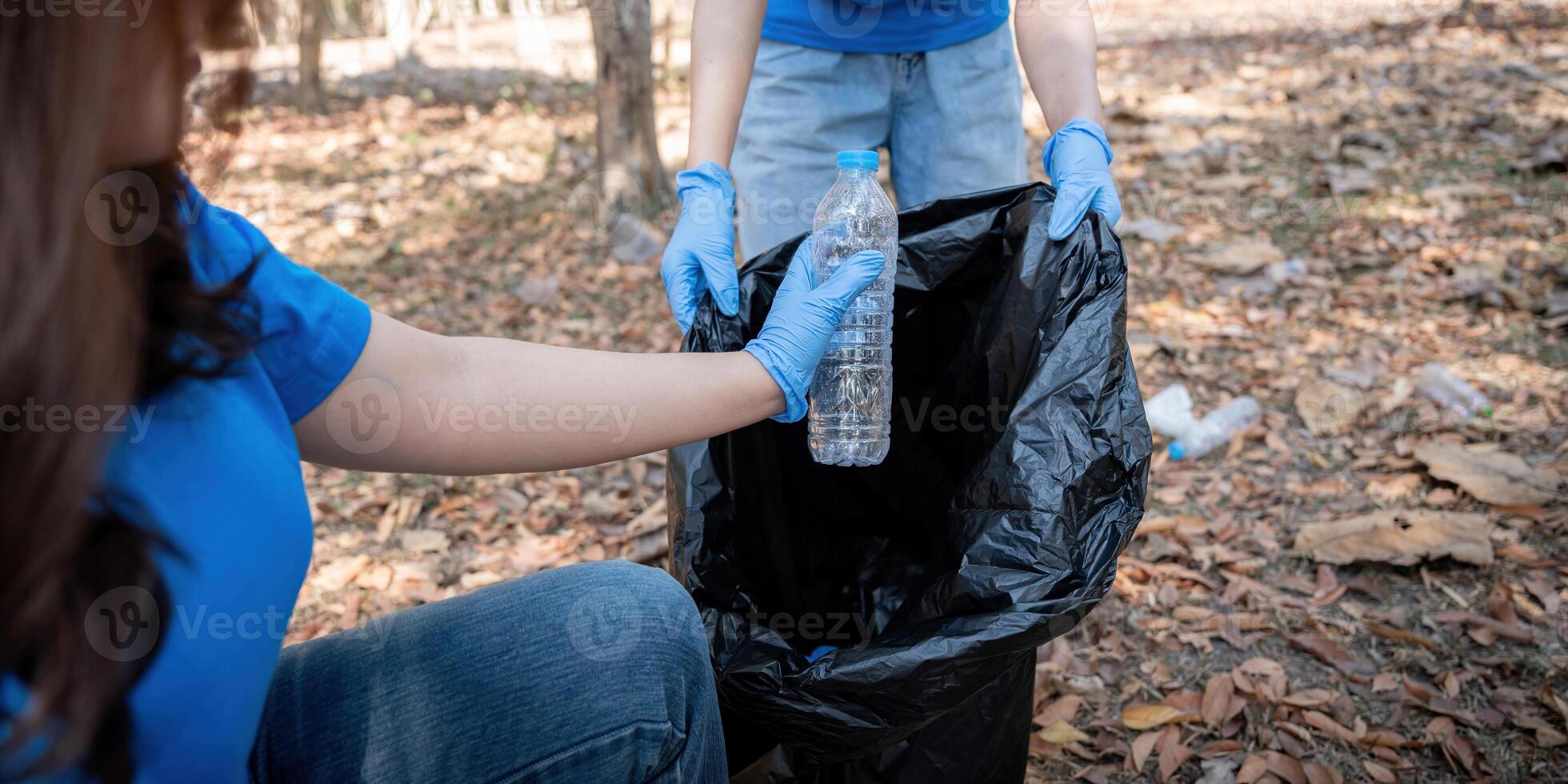 ung människor vän volontär- samlar sopor plast flaskor till skräp påsar. miljö- vård ekologi begrepp foto