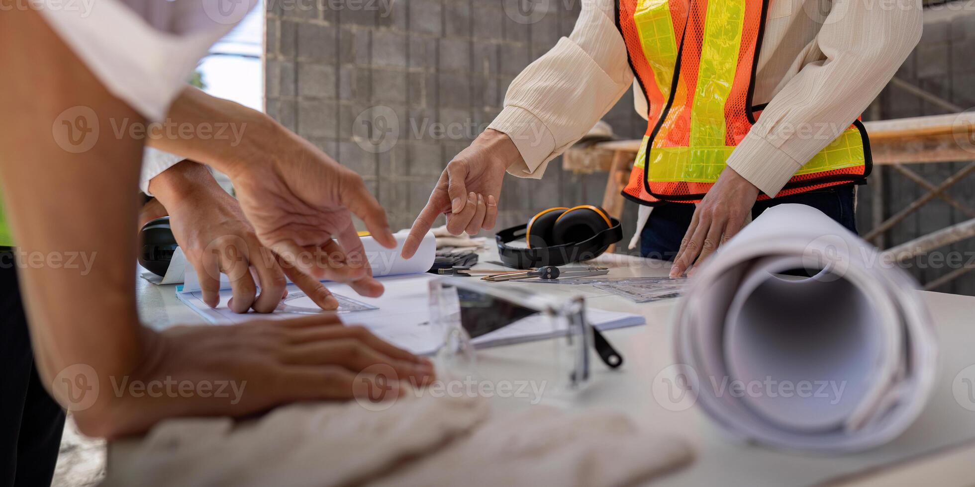 konstruktion begrepp av ingenjör eller arkitekt möte för projekt arbetssätt med partner och teknik verktyg på byggnad och plan i arbetssätt webbplats foto