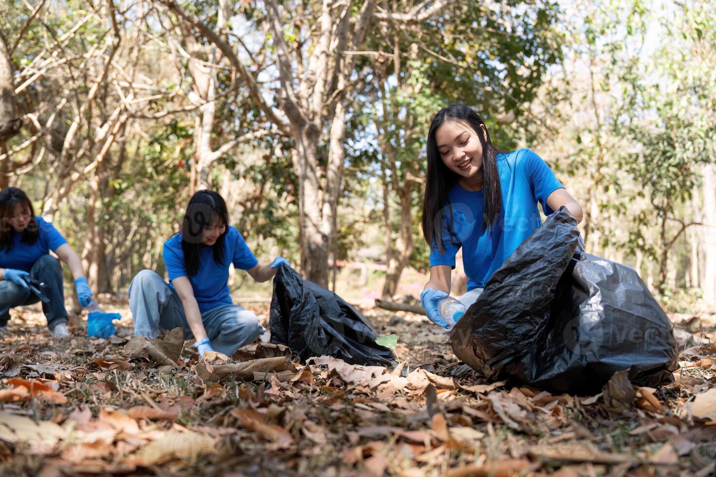 ung människor vän volontär- samlar sopor plast flaskor till skräp påsar. miljö- vård ekologi begrepp foto