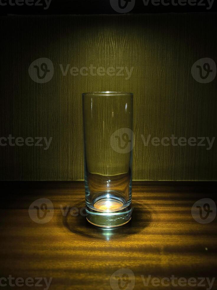ett objekt är visas på de tabell med en strålkastare foto