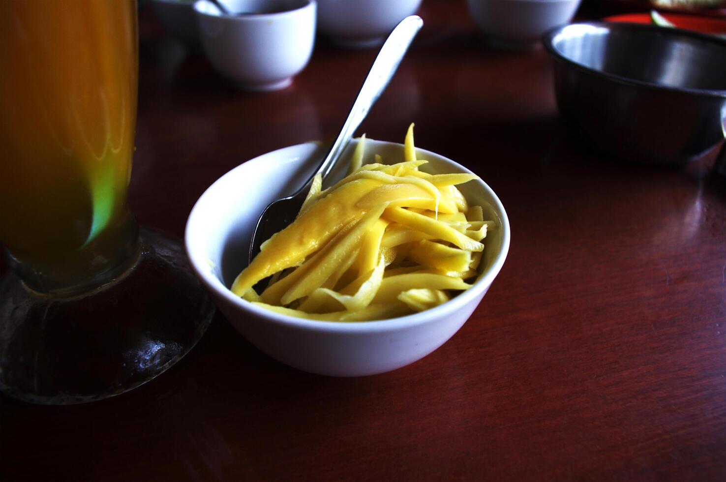 färsk mango skivor redo till äta foto