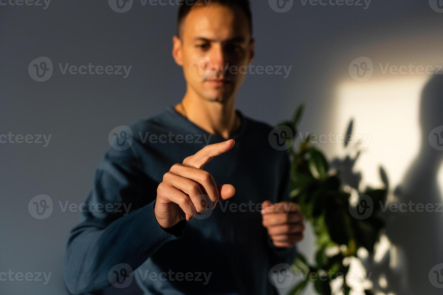 företag man brådskande en pekskärm knapp foto