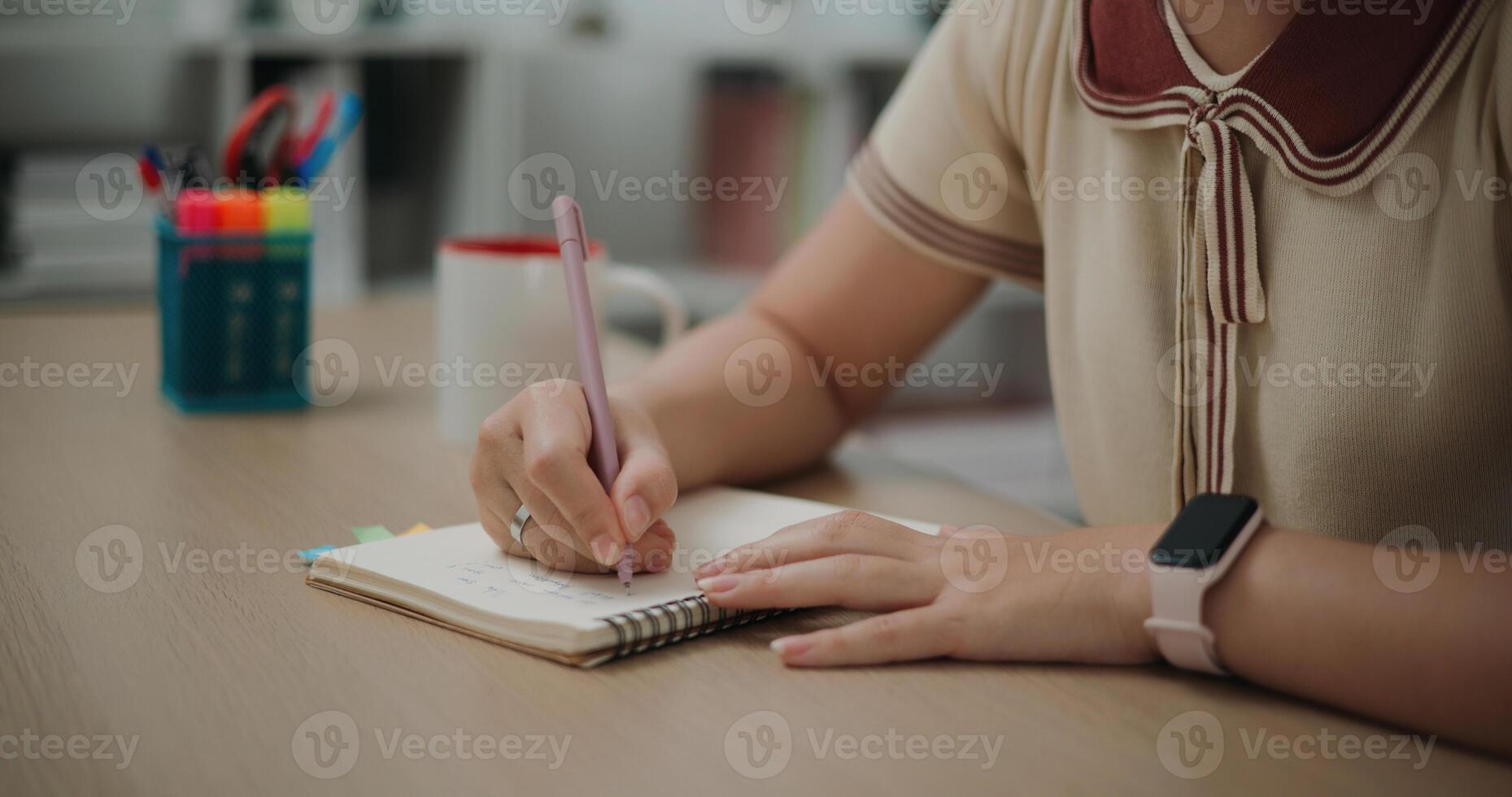 selektiv fokus, händer av kvinna författare Sammanträde på skrivbord innehav penna framställning anteckningar i dagbok på Hem, kreativ tankar till journalföring, aning och inspiration foto