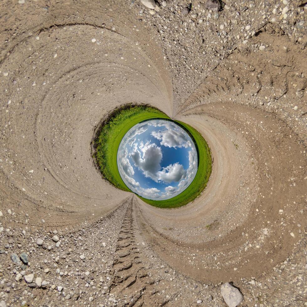 blå hål sfär liten planet inuti grus sand runda ram bakgrund foto