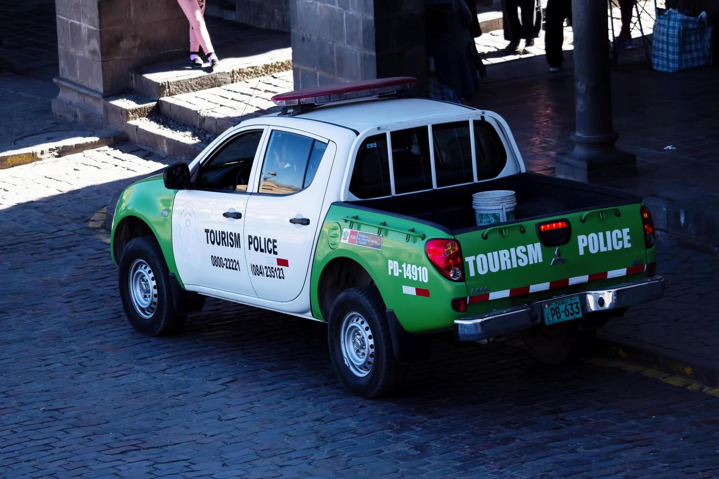 cusco, peru, 2015 - turism polis bil parkerad torg söder Amerika foto