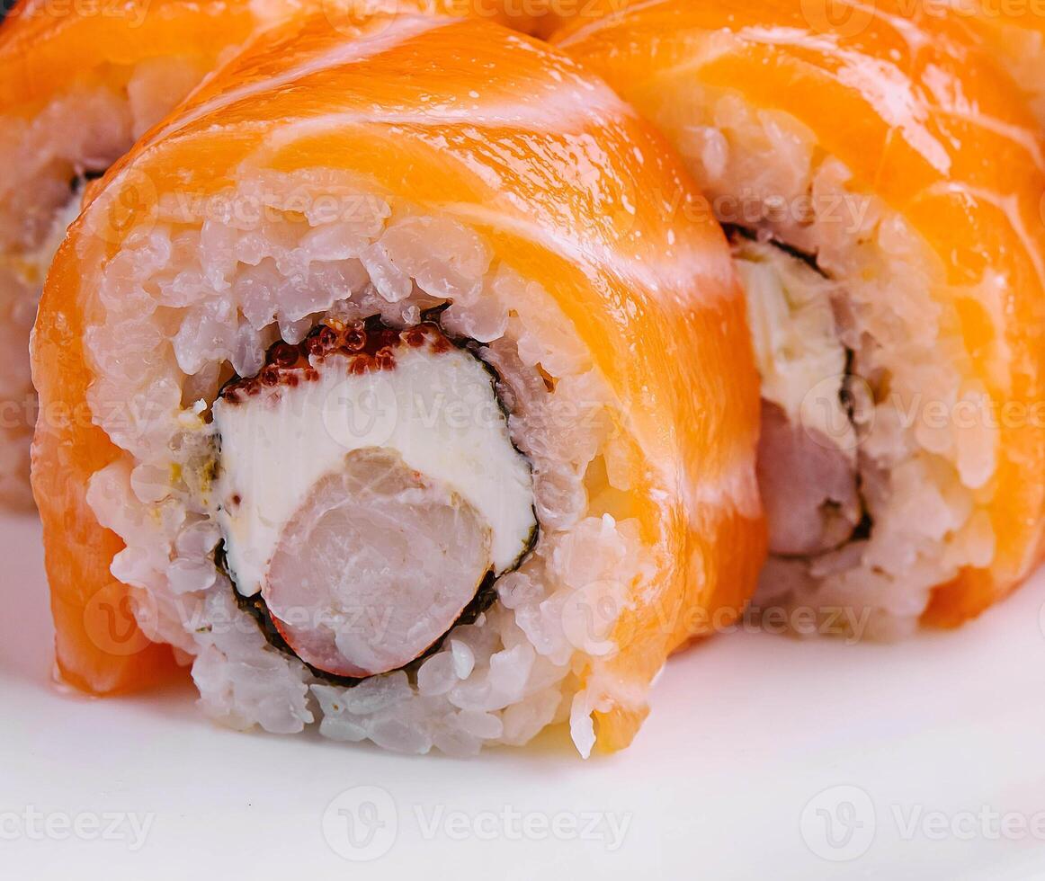 sushi rulla philadelphia med lax och räkor foto