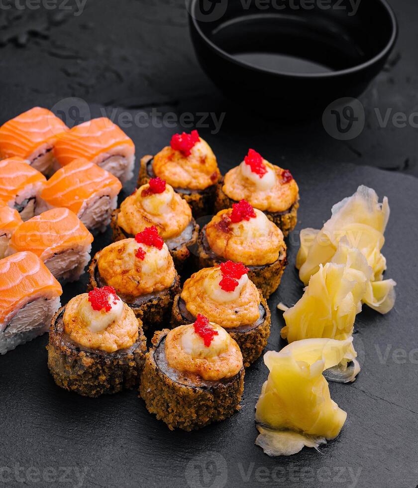 japansk sushi stor uppsättning på topp se foto