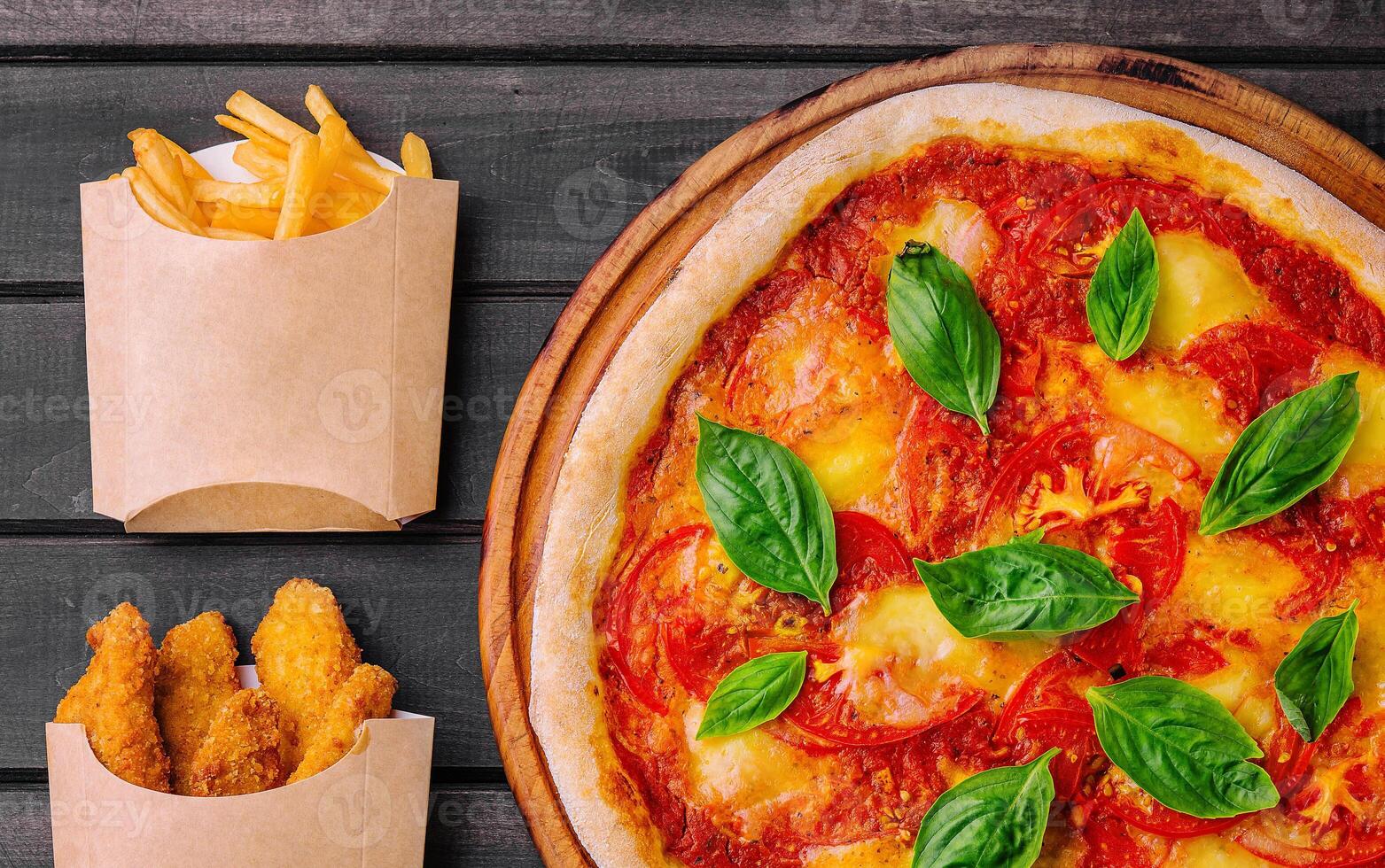 margherita pizza med basilika och pommes frites, nuggets foto