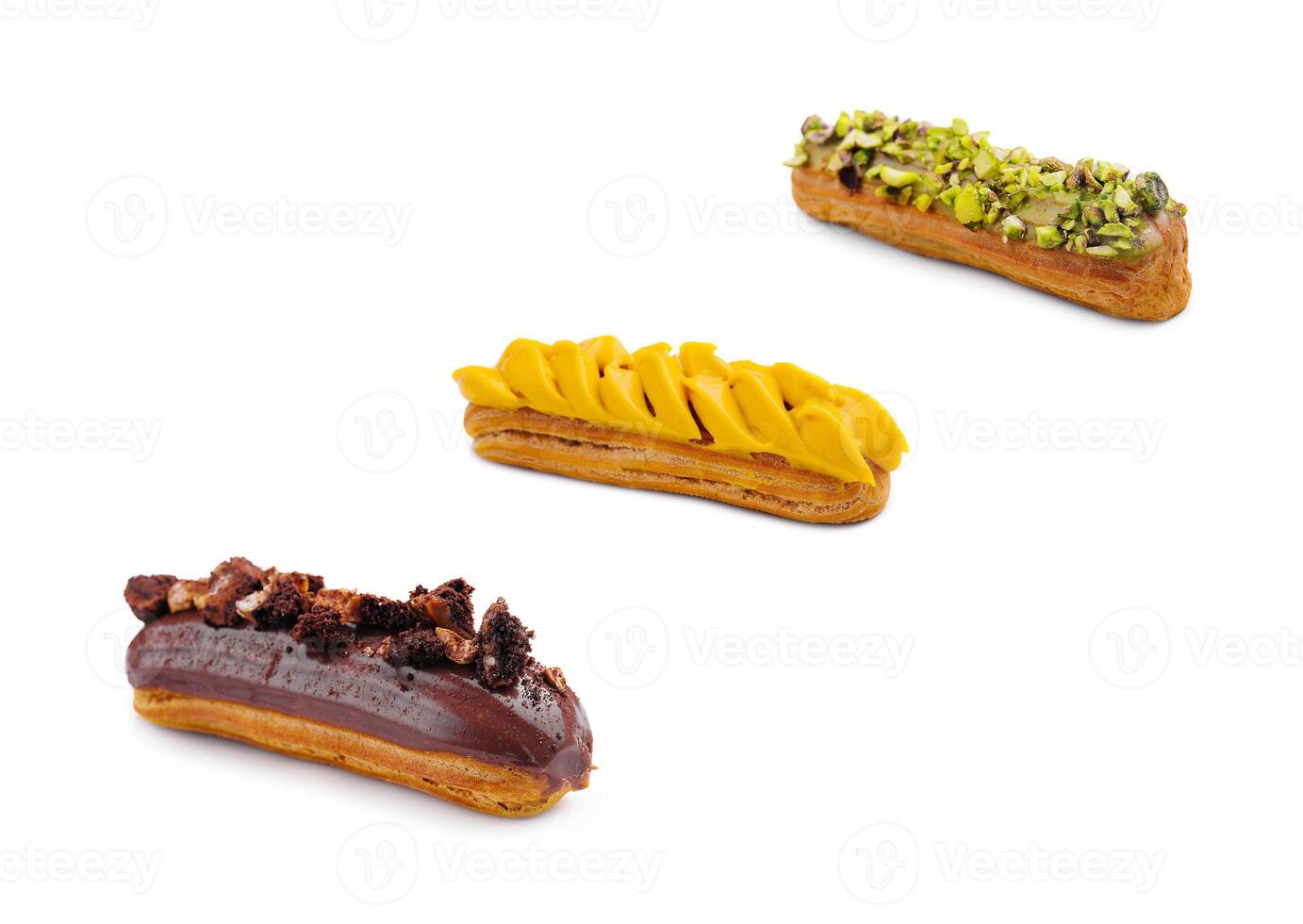 eclair med mango grädde, pistaschmandlar och choklad glasyr foto