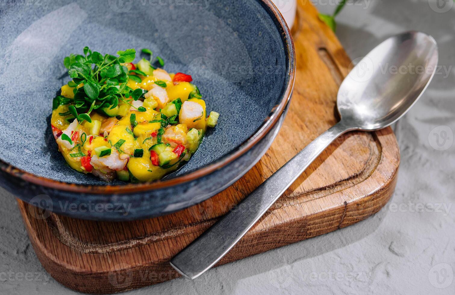 utsökt avokado med räkor sallad foto