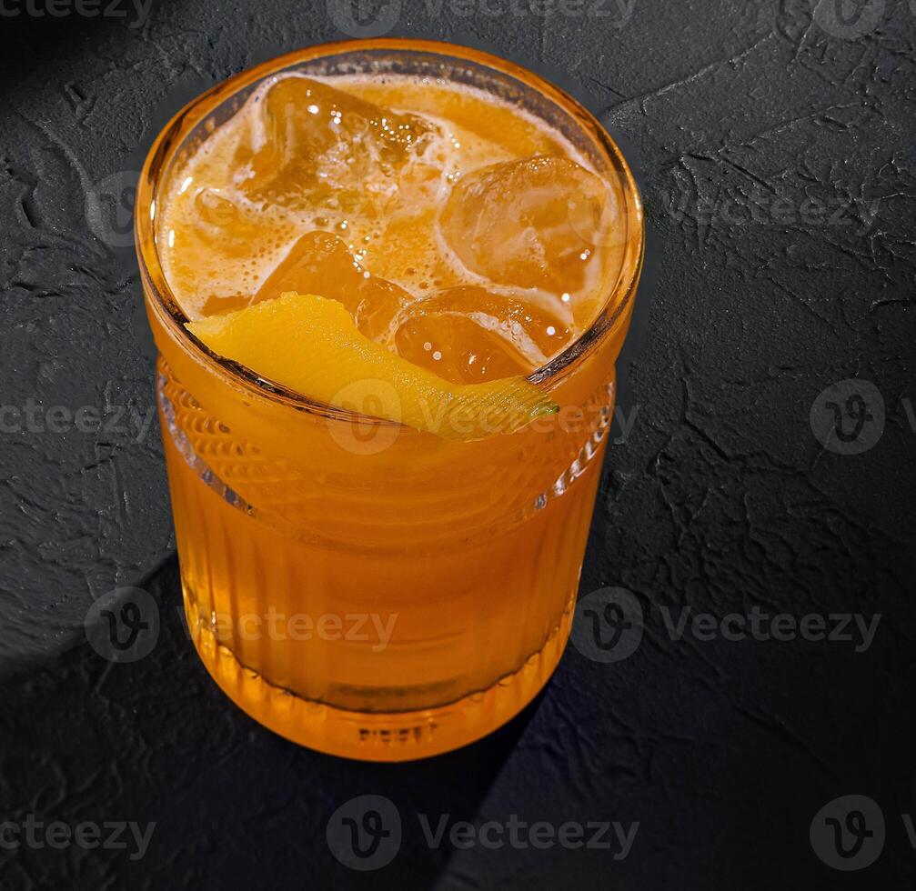 glas av kall infuserad vatten med färsk orange foto