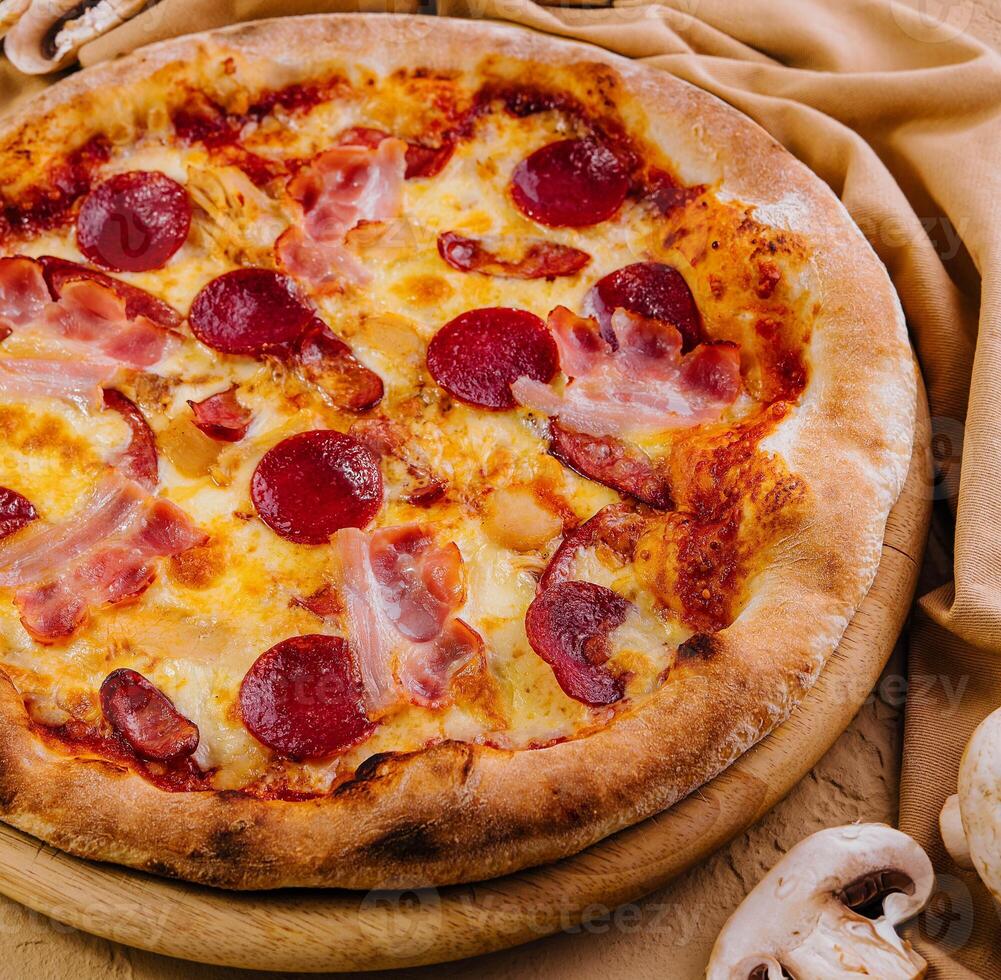 pepperoni pizza på topp se foto