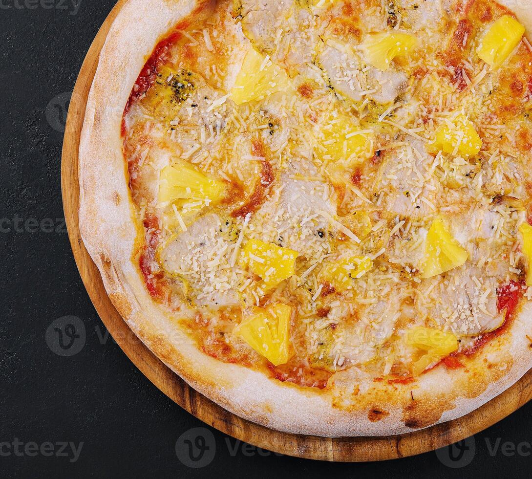 gott hawaiian pizza med kyckling och ananas foto