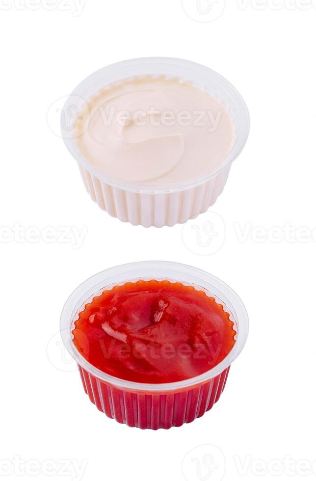 skål av sur grädde och ketchup på vit bakgrund foto