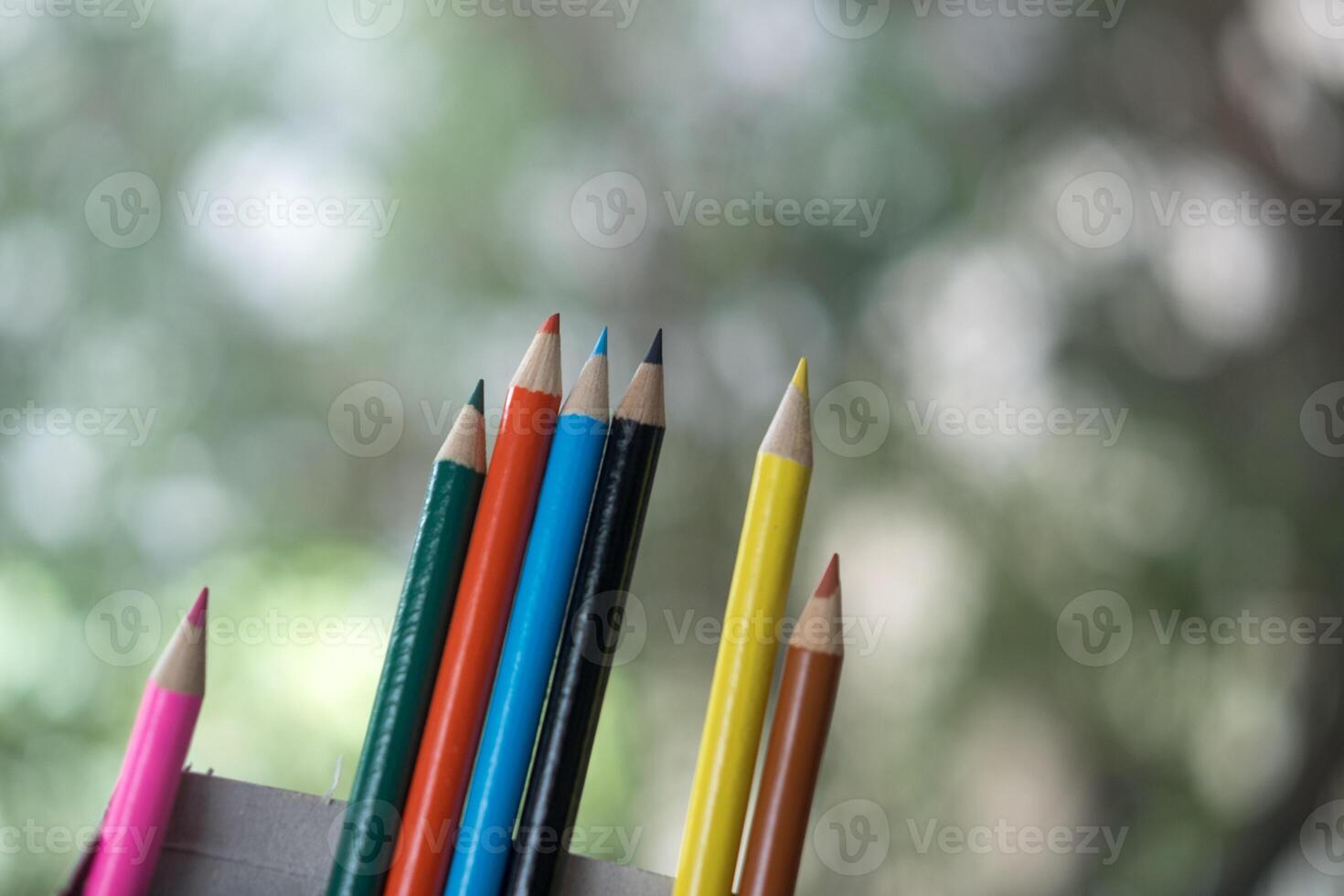 färgrik färgad pennor på suddig bokeh natur bakgrund foto
