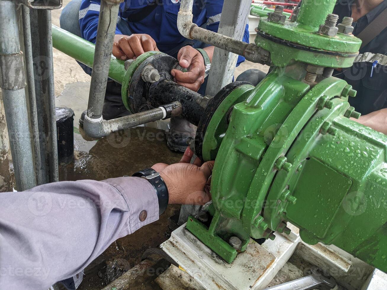 arbetstagare underhåll och rätta motor service vatten pump på kraft växt projekt. de Foto är lämplig till använda sig av för industri bakgrund, kraft växt affisch och elektricitet innehåll media.