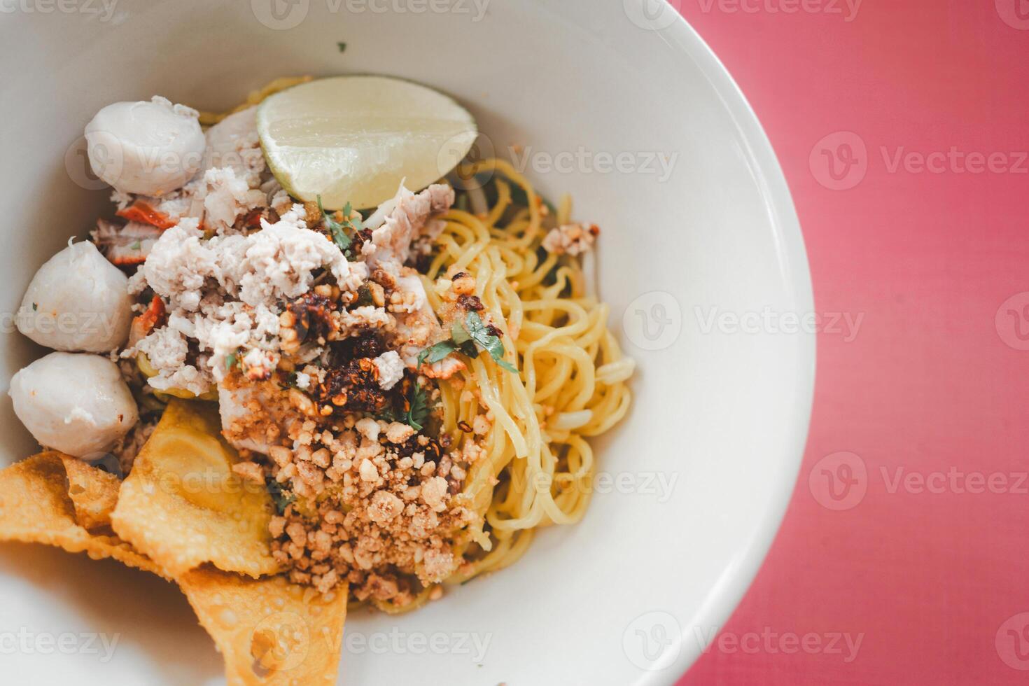 ägg spaghetti torkades ägg spaghetti med kalk, mald fläsk, köttbullar, och friterad klimpar i vit skål foto