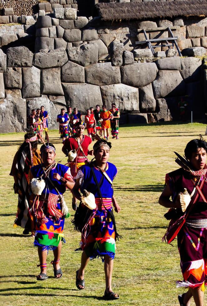 cusco, peru, 2015 - inti raymi festival söder amerikan män i kostym foto