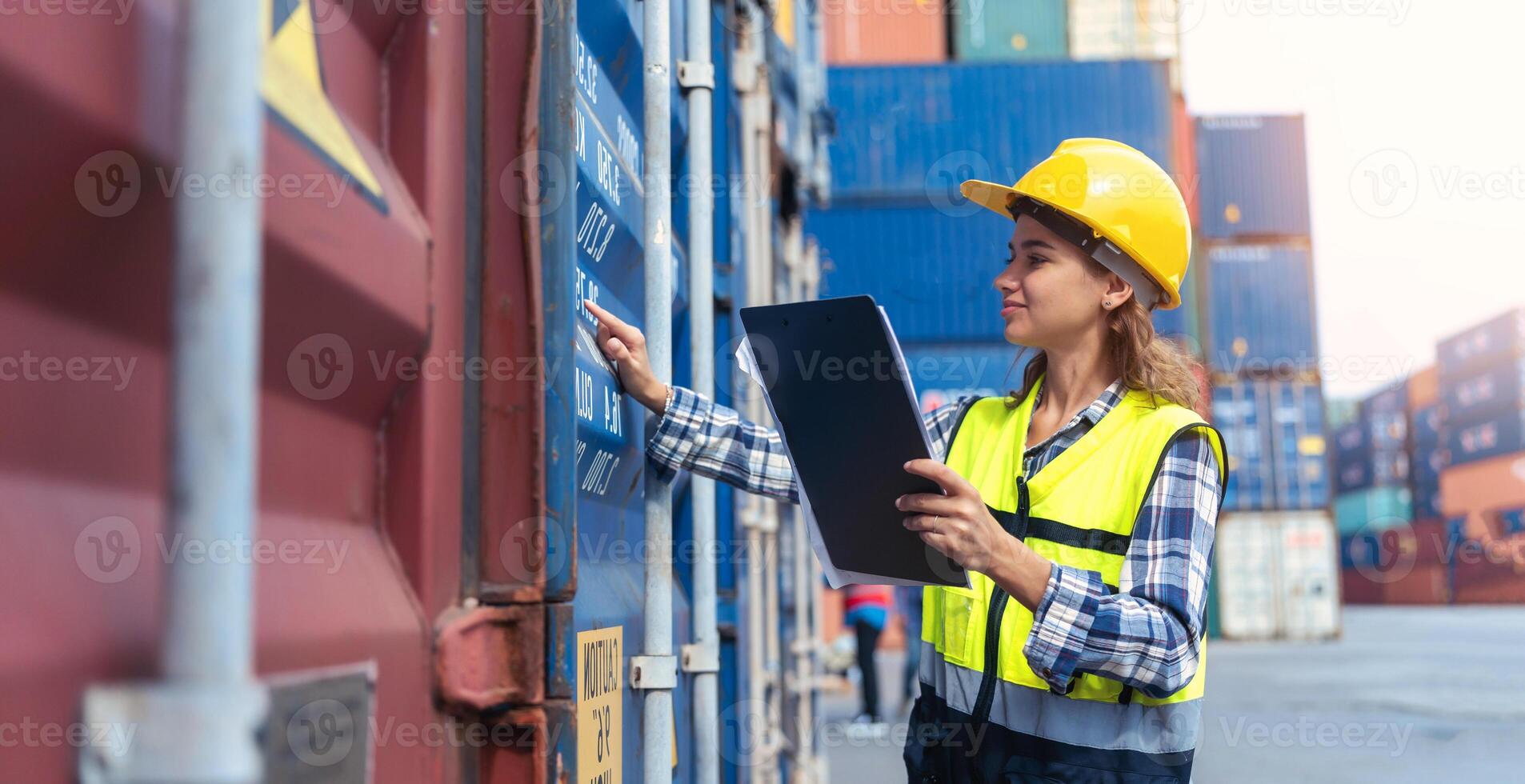 kvinnor ingenjör bär ppe kontroll behållare lagring med frakt behållare bakgrund på solnedgång. logistik global importera eller exportera frakt industriell begrepp. foto