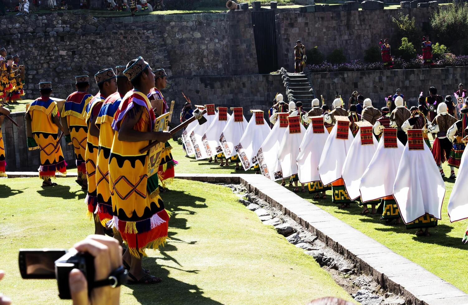 cusco, peru, 2015 - inti raymi festival söder Amerika män och kvinnor i traditionell kostym foto