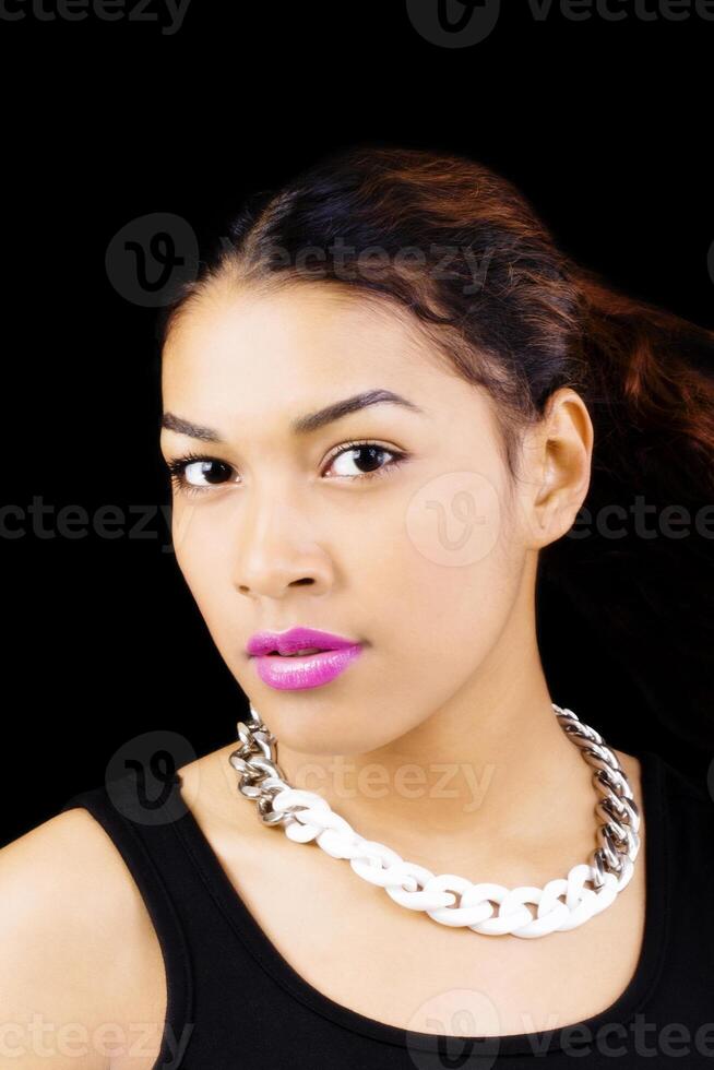 porträtt attraktiv latinamerikan kvinna halsband svart bakgrund foto