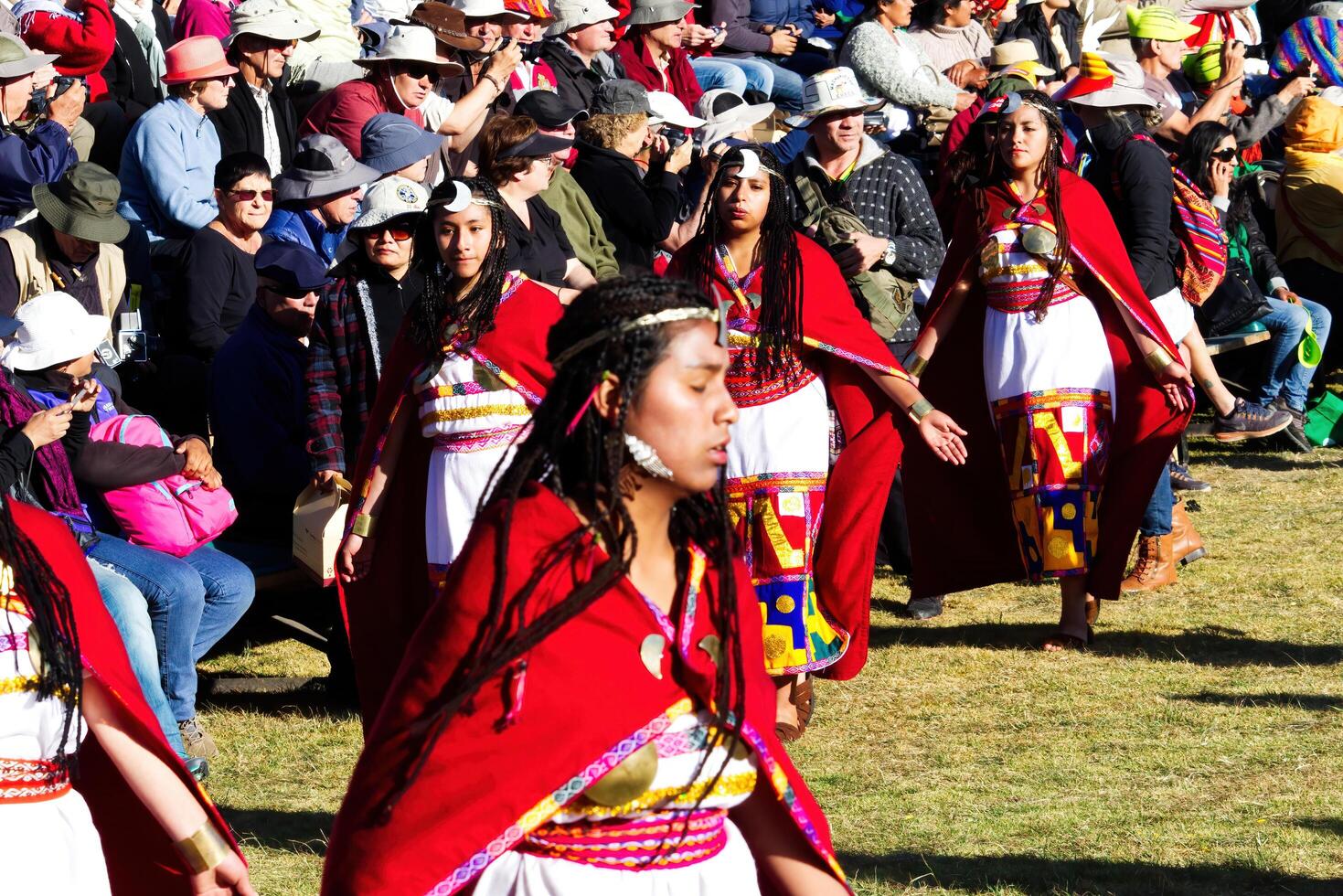 cusco, peru, 2015 - kvinnor i traditionell kostym inti raymi festival söder Amerika foto