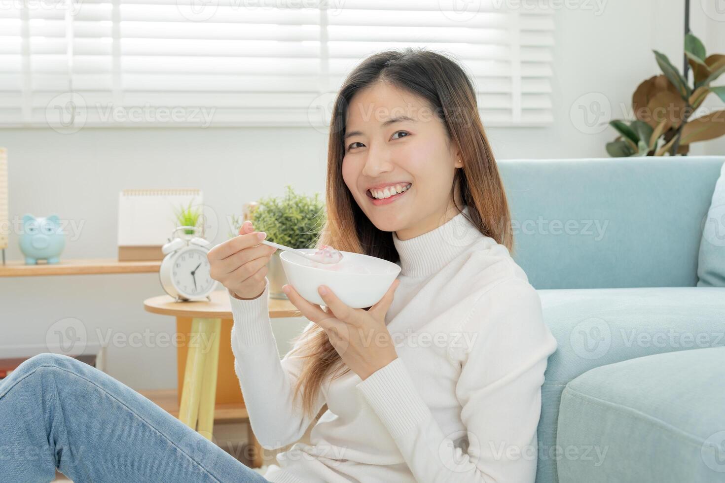 friska mat. skön kvinna flicka njut av äta yoghurt, granola, färsk frukt på frukost hälsa i hus. Lycklig ung kvinna leende på morgon- Bra känsla. bantning, detox, diet, rena äta, vegetarian foto