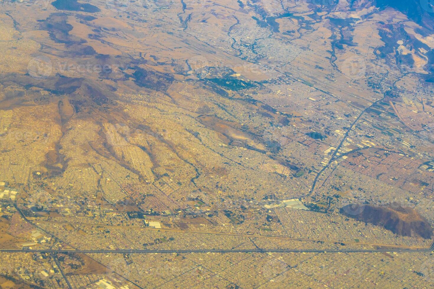 flygande flygplan över mexico moln himmel vulkaner bergen stad öken. foto