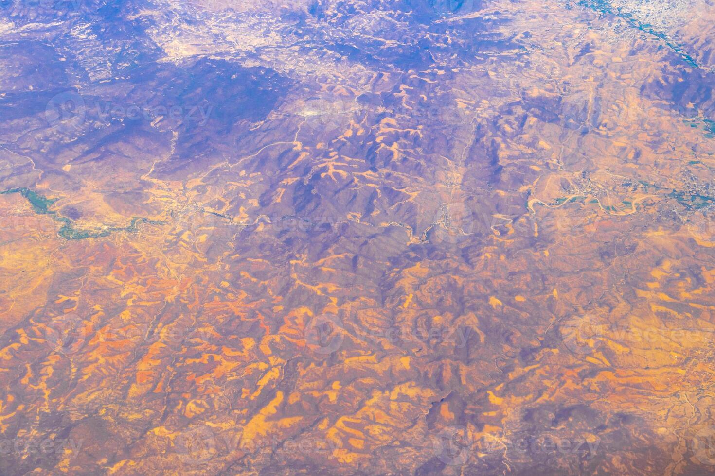 flygande flygplan över mexico moln himmel vulkaner bergen stad öken. foto