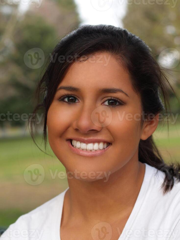 ung latinamerikan tonåring flicka leende porträtt foto