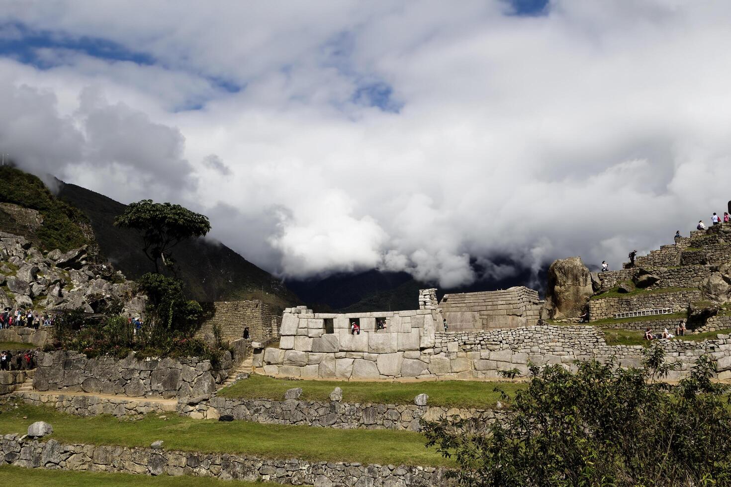 machu picchu, peru, 2015 - landskap med turister och tre fönster foto