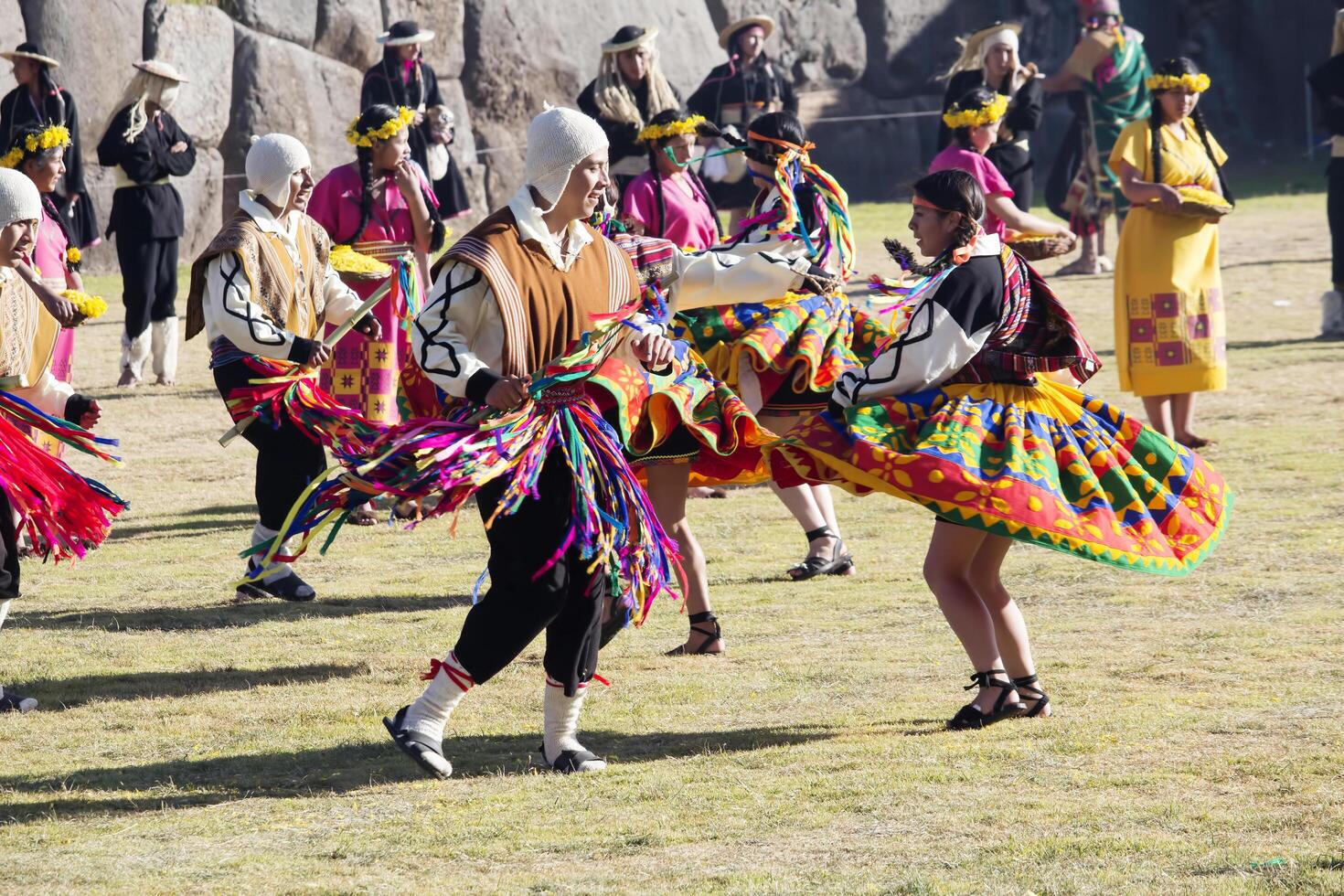 cusco, peru, 2015 - dansare i traditionell kostymer inti raymi söder Amerika foto