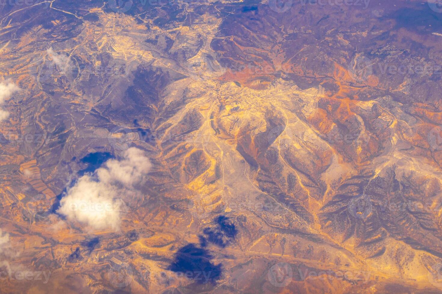 flygande flygplan över mexico moln himmel vulkaner bergen stad öken. foto