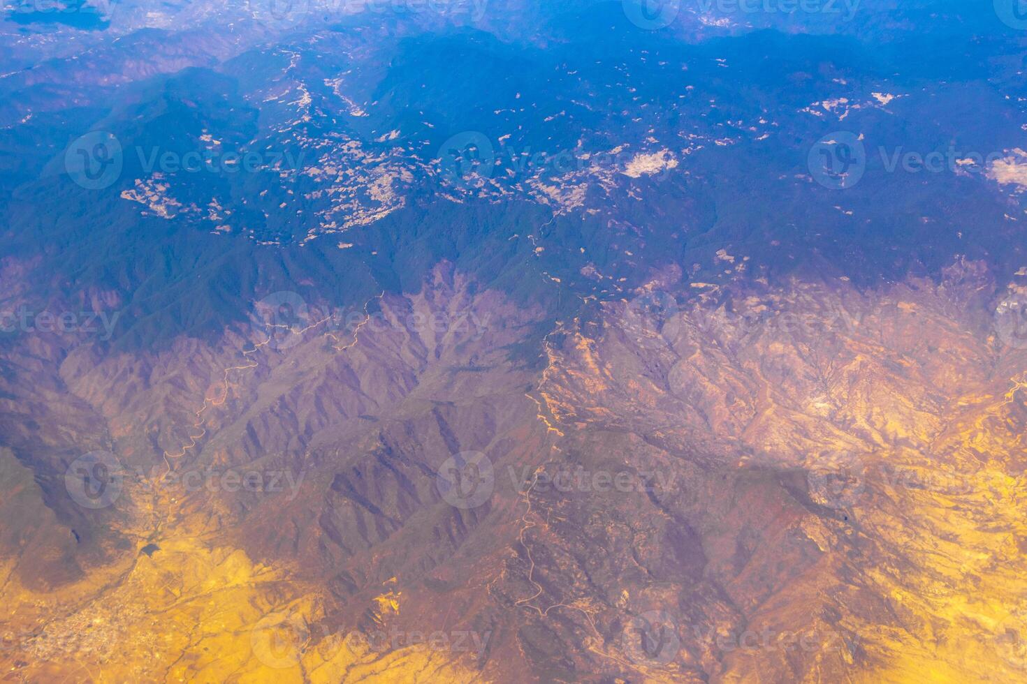 flygande flygplan över mexico moln himmel vulkaner bergen stad öken. foto