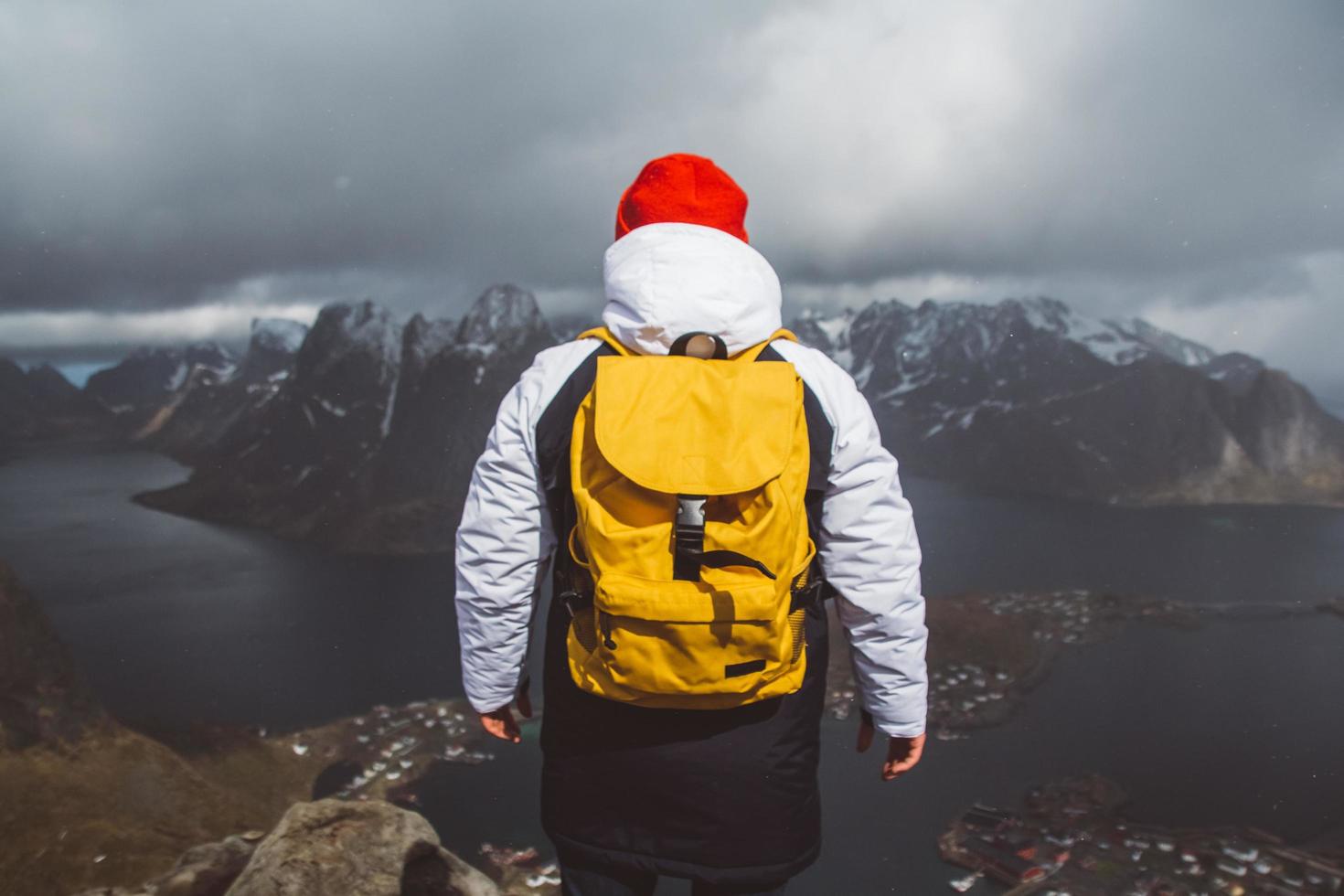 man resenär vandring på reinebringen bergsrygg i norge livsstil äventyrsresor foto