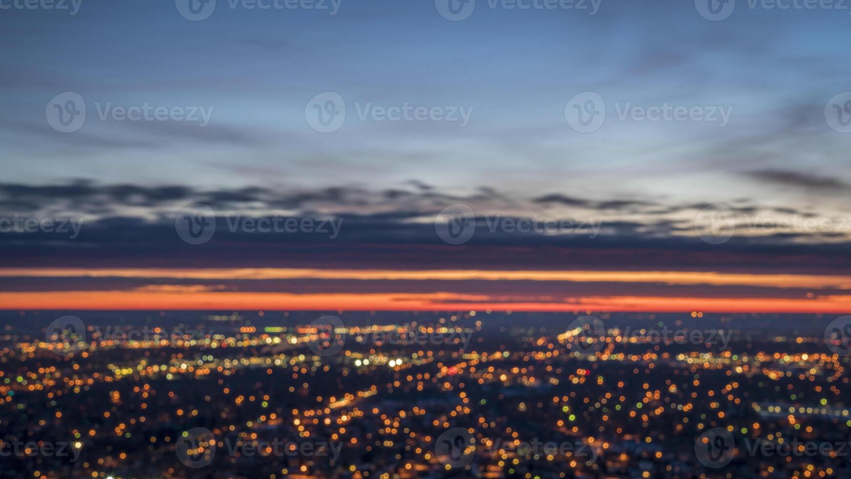 abstrakt landskap - defocused stad lampor innan soluppgång i nordlig colorado foto