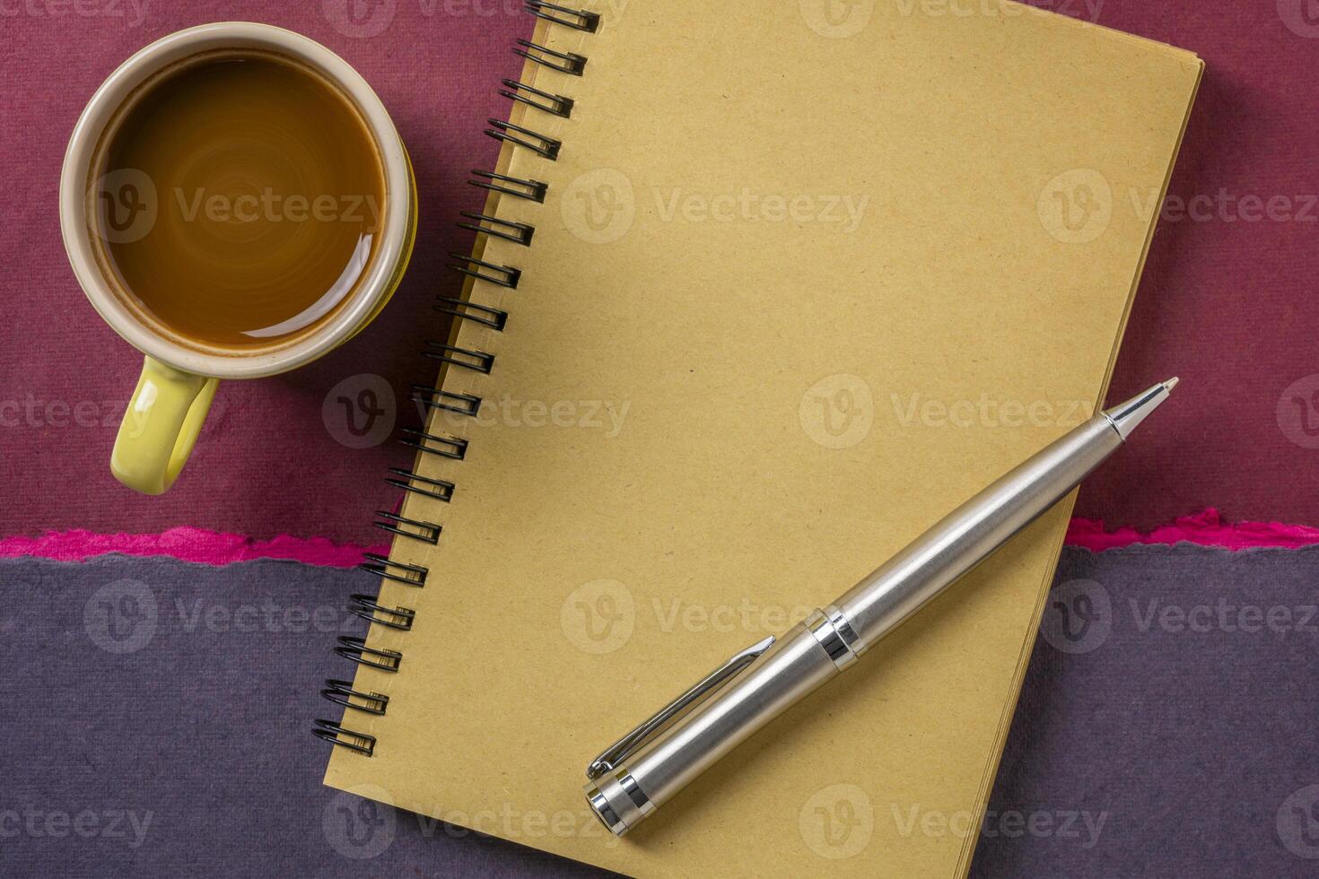 tom spiral anteckningsbok med en penna mot konst papper foto