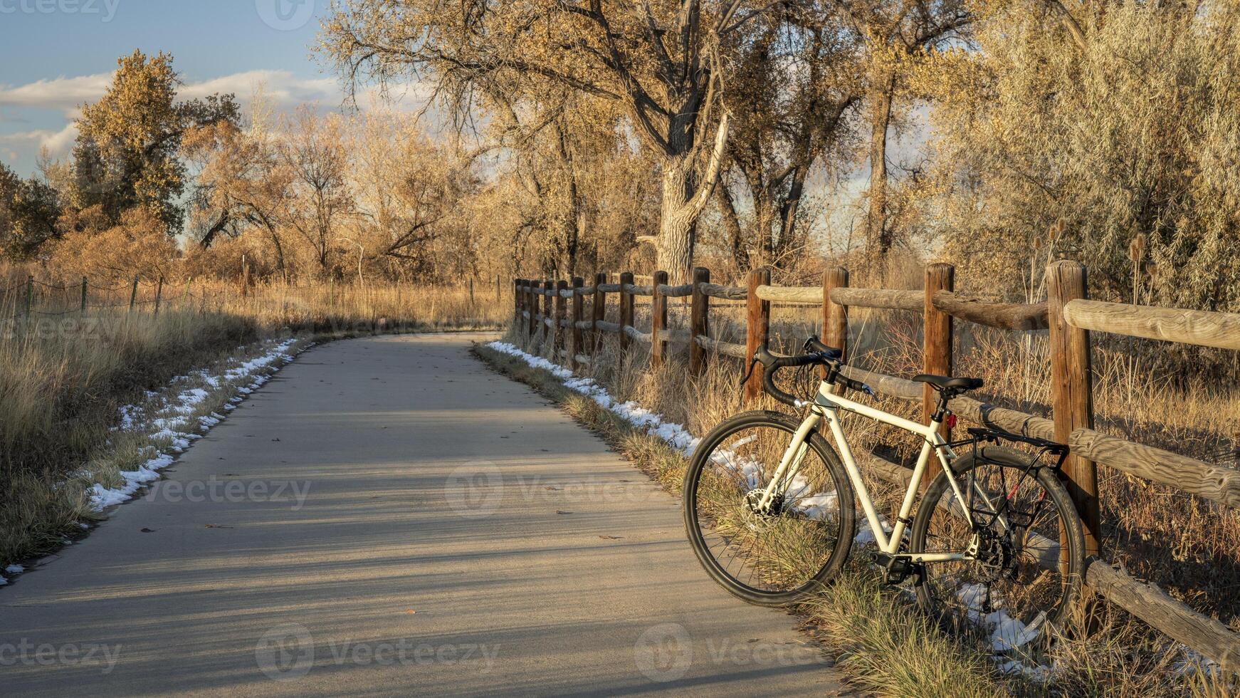 touring cykel på en cykel spår i sent falla landskap - poudre flod spår i nordlig colorado foto