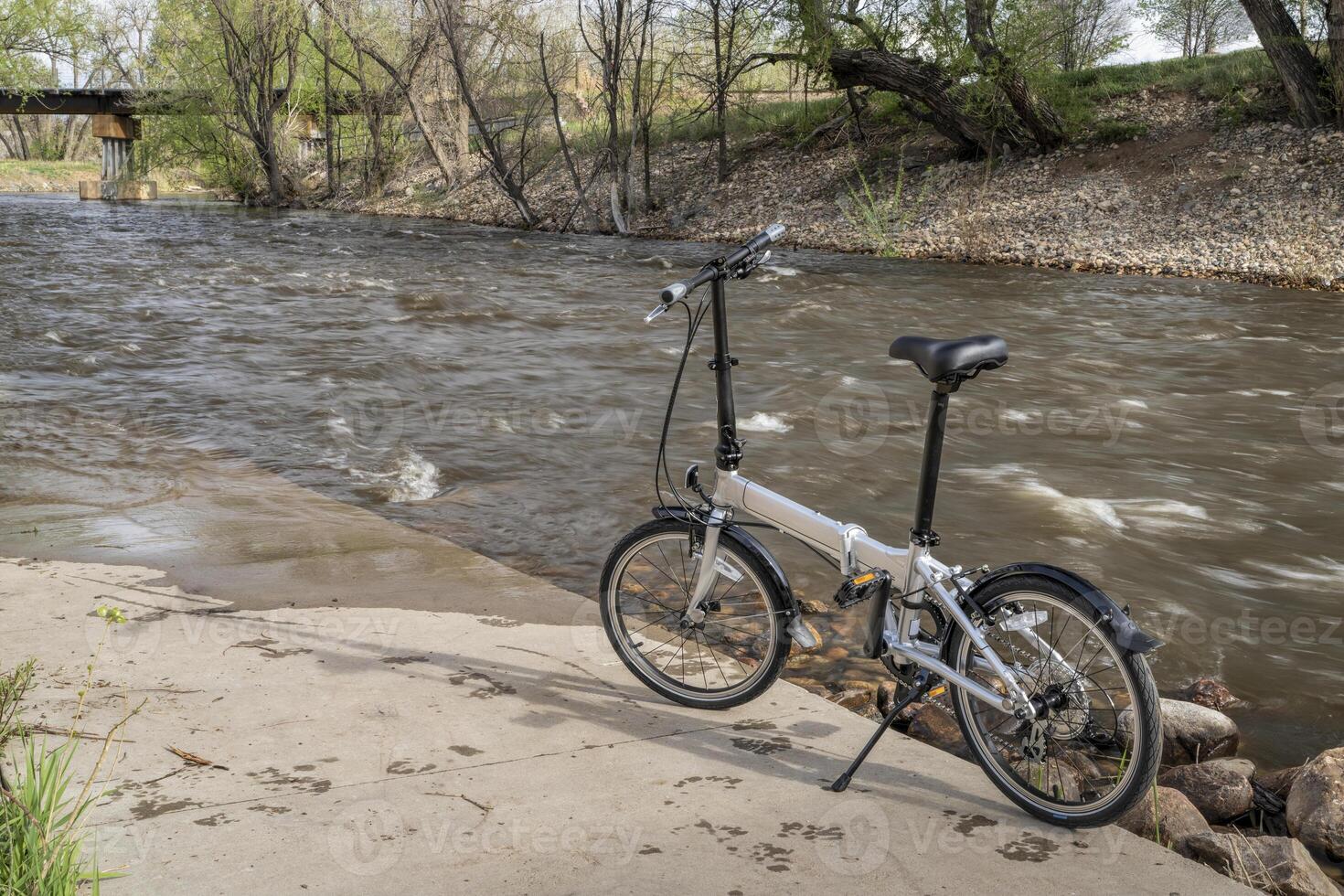 lättvikt hopfällbar cykel på vitvatten parkera på de poudre flod i stadens centrum av fort collins, colorado, vår landskap foto