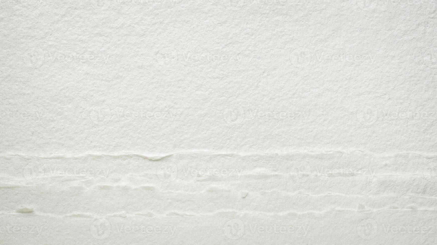 ark av tom, vit, grov, handgjort vattenfärg papper med grov kanter, abstrakt bakgrund och textur foto