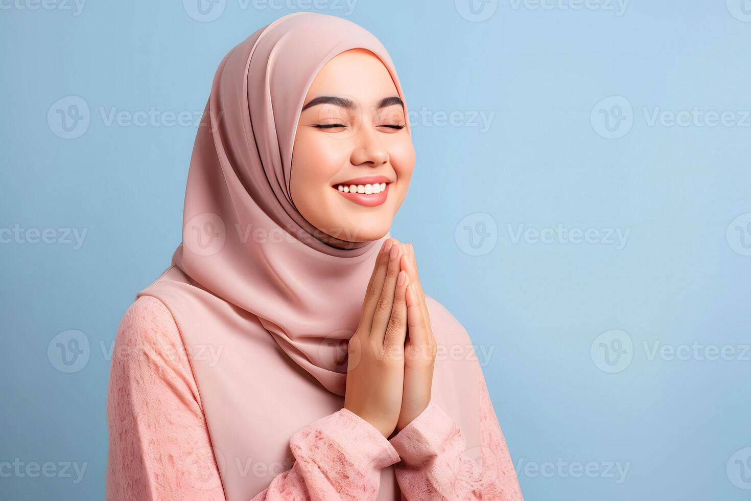 ai genererad skön asiatisk muslim kvinna med en strålnings leende, framställning ett eid mubarak hälsning gest, isolerat på en rena bakgrund, representerar de begrepp av religiös livsstil foto