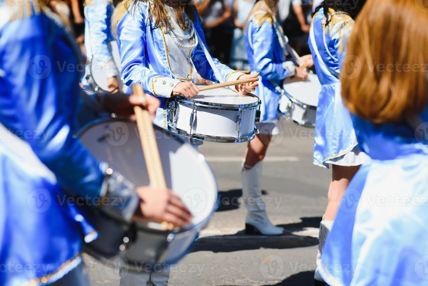 majorettes med vit och blå uniformer prestera i de gator av de stad. fotografisk serier foto
